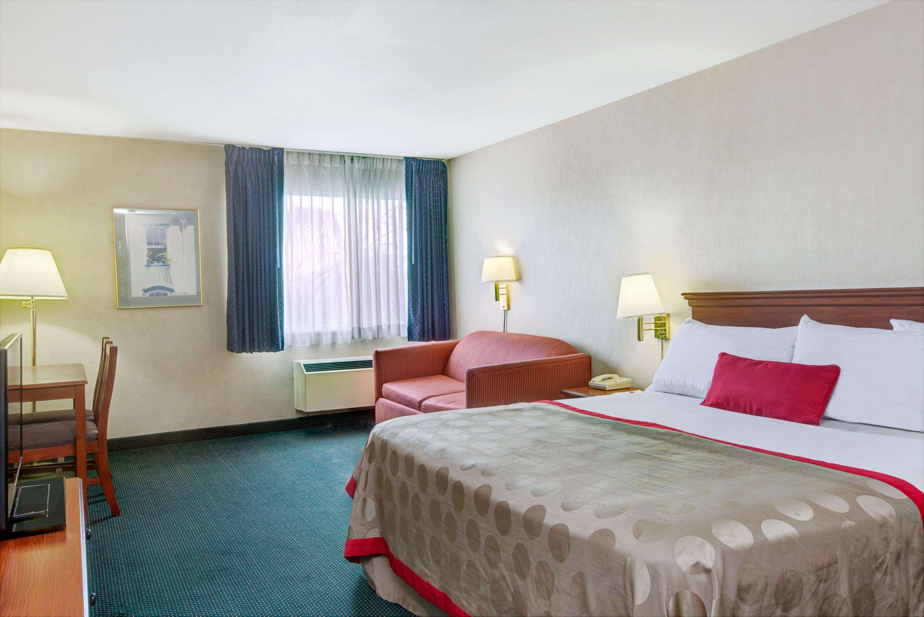 Ramada By Wyndham Hawthorne/Lax Hotel Exterior photo