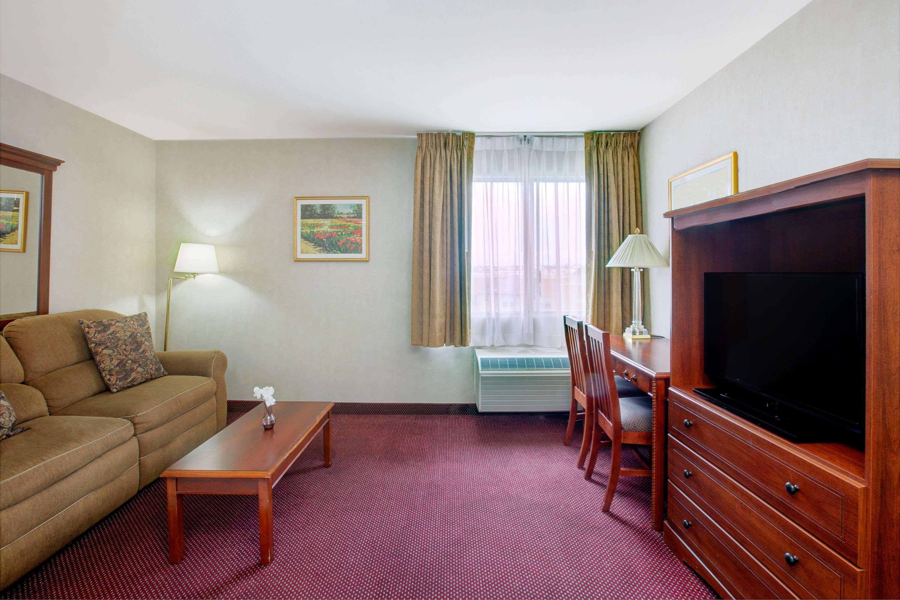 Ramada By Wyndham Hawthorne/Lax Hotel Exterior photo