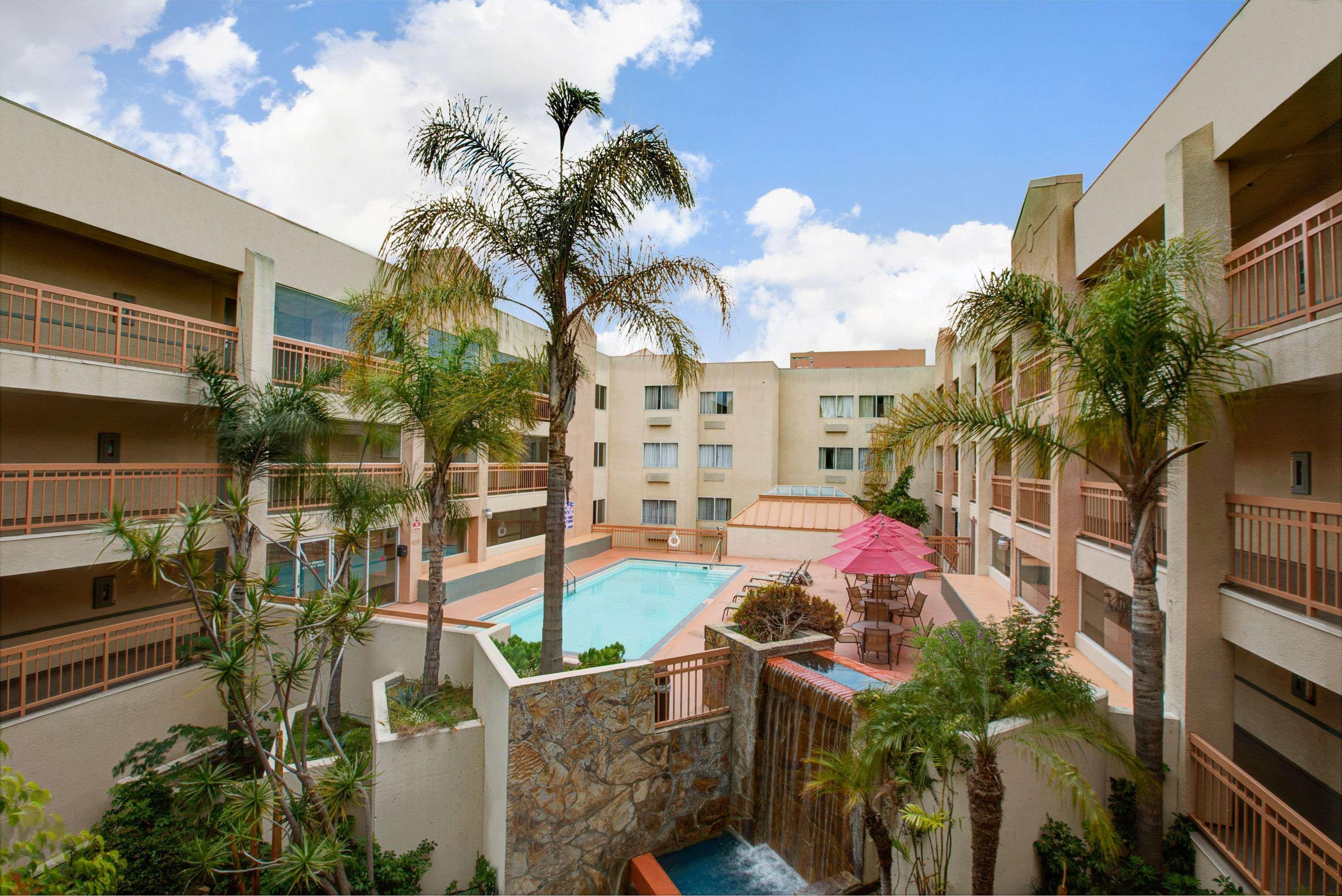 Ramada By Wyndham Hawthorne/Lax Hotel Exterior photo