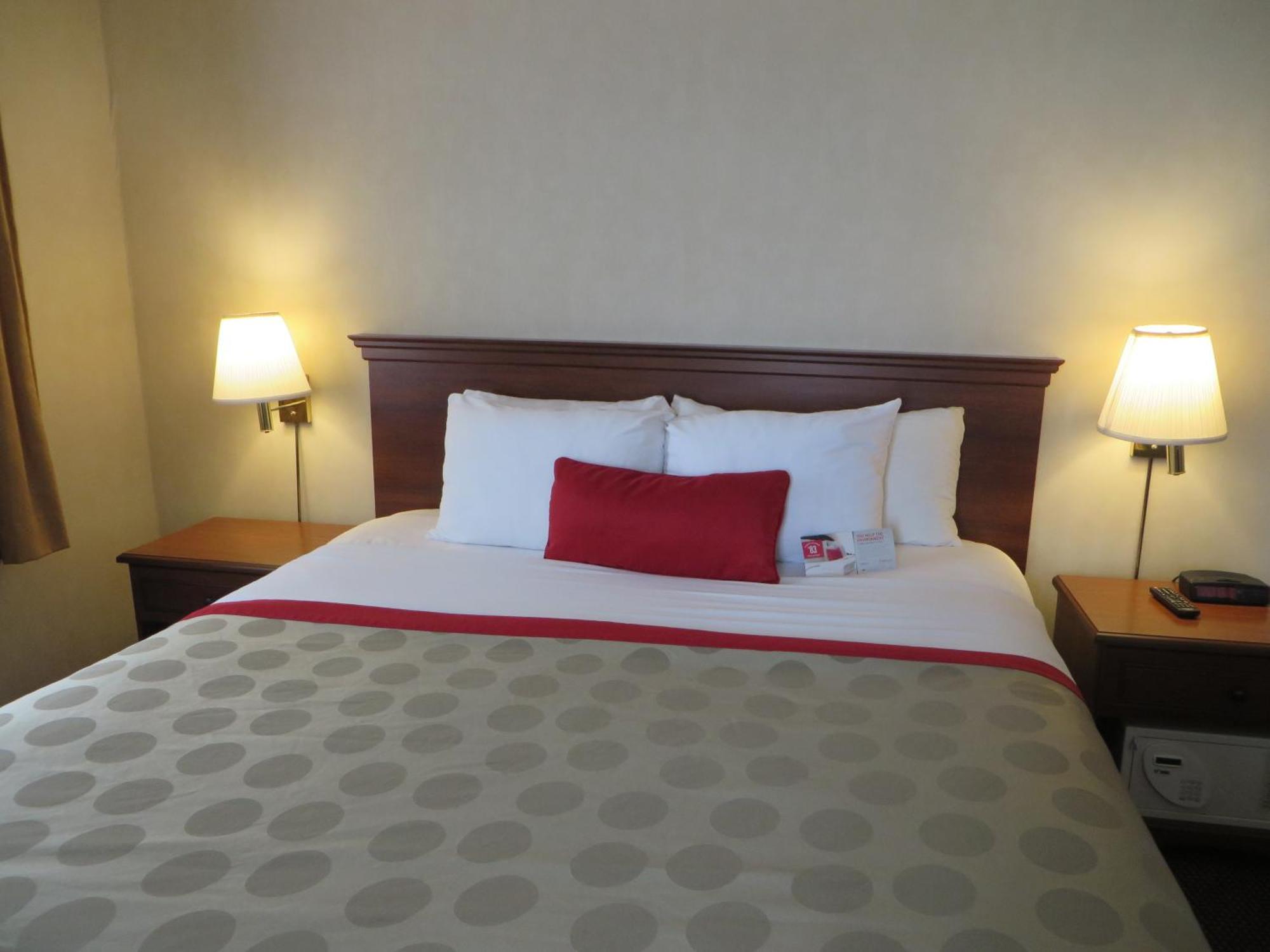 Ramada By Wyndham Hawthorne/Lax Hotel Room photo