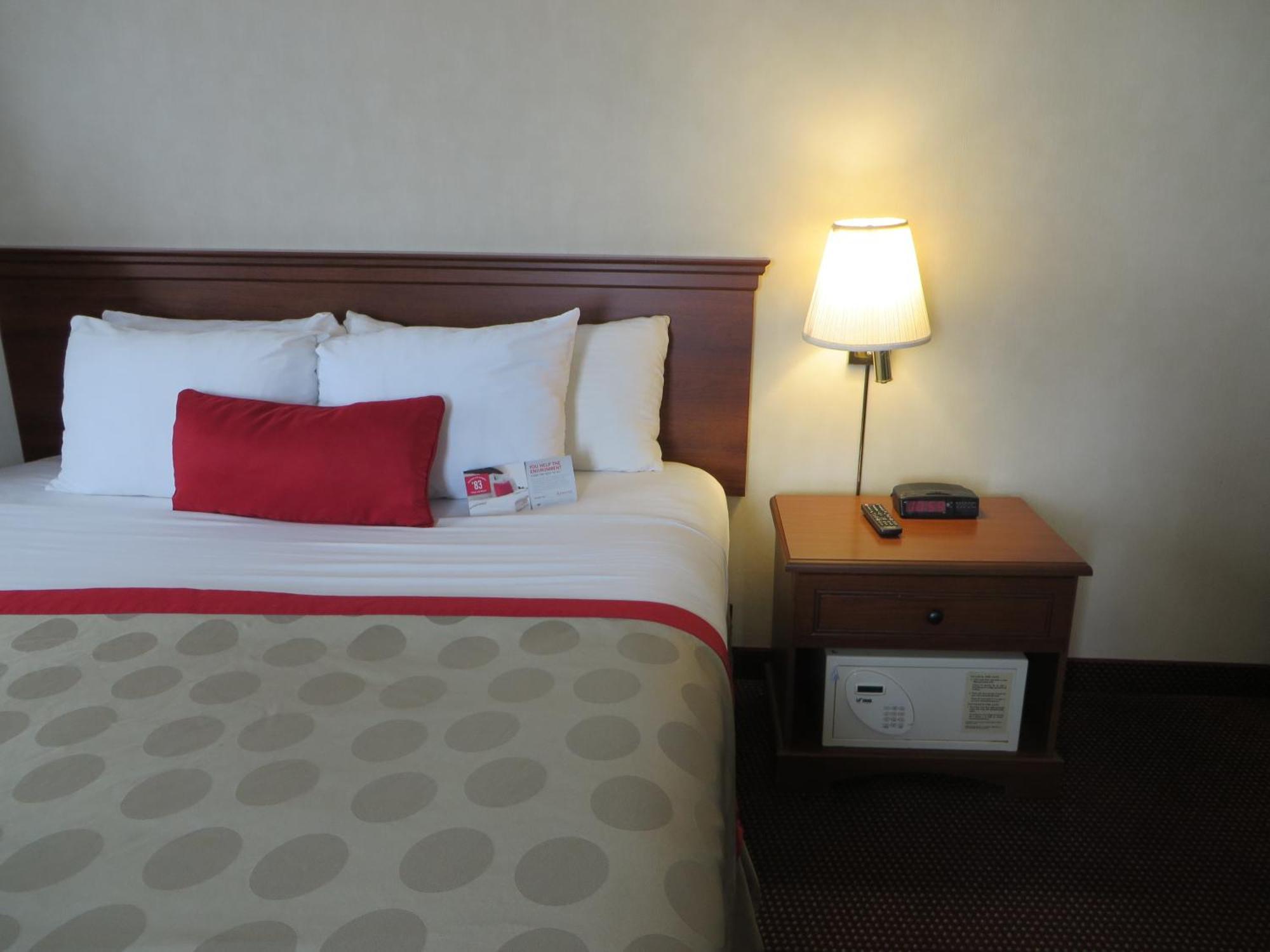 Ramada By Wyndham Hawthorne/Lax Hotel Room photo